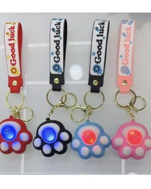 BRELOK GUMOWY ŁAPKI ŚWIECĄCE 6780740