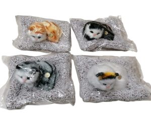 MASKOTKA Śpiący  KOT  na poduszce 6791992