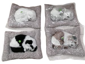 MASKOTKA Śpiący  piesek na poduszce 6791994