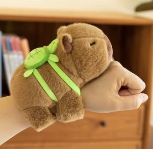 Maskotka Kapibara Pluszak z Plecakiem Zółwiem Opaska Na Rękę Kapybara 20cm 6792055
