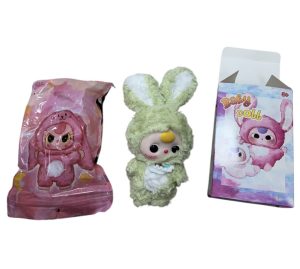 BRELOK PLUSZAK KRÓLIK BABY DOLL W SASZETKI + PUDEŁKO 6792404