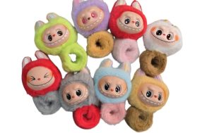 LABUBU NA RĘKĘ MASKOTKA ZE ŚWIATŁAMI I MUZYKĄ 6792480