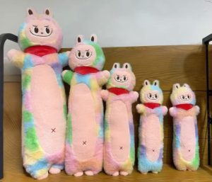 LABUBU PODUSZKA KOLOROWY 55CM 6792670