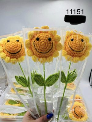 Ręcznie szydełkowany słonecznik z uśmiechem na łodydze 3218109