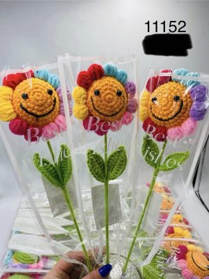 Ręcznie szydełkowany słonecznik z uśmiechem na łodydze 3218111